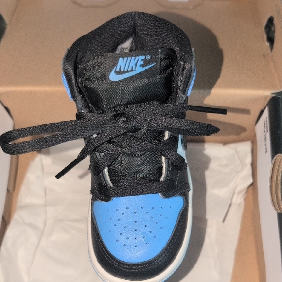 Jordan 1 Retro in University Blue and Black - Picture 7 of 16